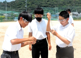 ニンジンやシメジを使った「ロケット実験」に挑む生徒ら＝赤穂市東有年、有年中学校