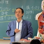 授業で自身の闘病体験について話す桝谷英樹校長＝太子高校