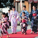 自慢の浴衣で堂々とランウエーを歩く子どもたち＝赤穂大石神社