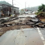 県西・北部豪雨で舗装面が壊れた国道１７９号＝２００９年８月１０日、佐用町真盛（佐用町提供）