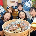 風呂おけ形の容器に入れて作られたプリン＝市川町上牛尾