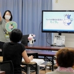 赤穂市内の集会所などでフレイル予防のこつを伝える市職員＝赤穂市東有年