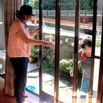 地域の高齢者宅で窓ふきをする有償ボランティア＝神河町越知