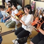 室津地区以外から若い女性を募った講習会。鼓の体験などを通して、祭り参加への機運を高める＝たつの市御津町室津