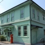 旧辻川郵便局の建物を移築して活用したブックカフェ。２階はホテルの客室として営業している＝福崎町西田原
