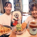 外壁のミントグリーンを再現したドリンクやカッパの顔を付けたアイス、てんぐの鼻をイメージしたホットドッグなど、福崎町らしさを盛り込んだメニュー＝福崎町西田原