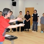 上田益さん（左手前）の指導の下、練習に励む「佐用いのりのとき合唱団」の団員たち＝佐用町上月支所