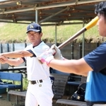 選手を指導する神戸医療未来大の高橋広監督（左）＝福崎町高岡