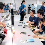 過去の物理オリンピックで出題された実験などを解説したブースが設けられたフィジックスライブ会場＝佐用町光都、大型放射光施設スプリング８