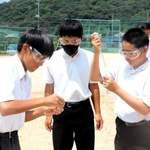 ニンジンやシメジを使った「ロケット実験」に挑む生徒ら＝赤穂市東有年、有年中学校