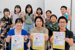 子育て世代でつくる「あこみくと」のメンバー（前列）ら＝赤穂市上仮屋南