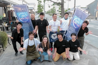 お城通りでバルのイベントを開く飲食店店主ら＝赤穂市加里屋