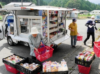 マックスバリュの移動スーパーで買い物をする住民ら＝宍粟市千種町西河内