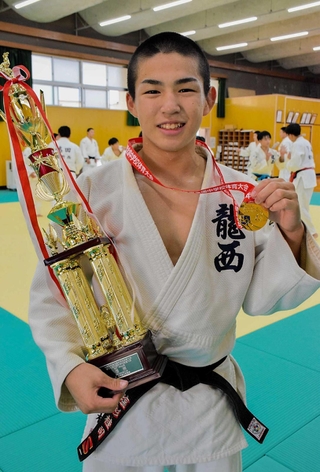 全国中学校体育大会柔道の男子５５キロ級で、西播勢初の全国制覇を遂げた龍野西中柔道部の塩杉桂司主将＝たつの市揖西町小神