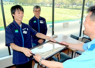 詐欺被害を防ぎ、森健市相生署長から感謝状を受ける上田翔太さん（左）＝上郡町光都２