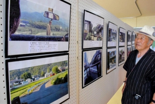 龍野城下を舞台とした「男はつらいよ」シリーズの一場面を描いた絵画と、現在の写真を展示する会場＝たつの市龍野町日山
