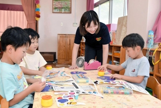 園児にブルーベリーの良さを伝える渡辺一彩さん（右から２人目）＝波賀みどり保育園