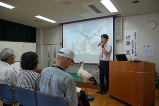 生態や分布などについて話す県立コウノトリの郷公園の衛藤寛主任指導主事＝上郡町上郡