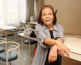 休業する食堂で保さんとの思い出を振り返る寿子さん＝市川町西川辺