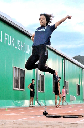 自己ベストを更新し、国際大会に挑む関西福祉大の住吉璃音選手＝赤穂市新田