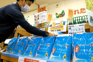 ＪＡ兵庫西の直売所「旬彩蔵書写」に並んだ新米のコシヒカリ＝姫路市書写
