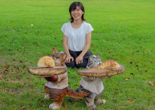 パン店で働く猫をイメージした木彫作品を紹介する小岩芽生さん＝市川町西川辺