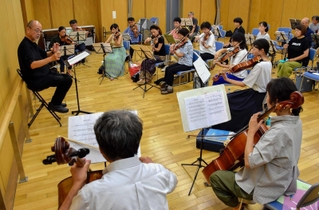コンサートに向け、練習を重ねる西播磨交響楽団のメンバー＝相生市相生