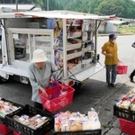 マックスバリュの移動スーパーで買い物をする住民ら＝宍粟市千種町西河内