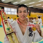 全国中学校体育大会柔道の男子５５キロ級で、西播勢初の全国制覇を遂げた龍野西中柔道部の塩杉桂司主将＝たつの市揖西町小神
