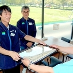 詐欺被害を防ぎ、森健市相生署長から感謝状を受ける上田翔太さん（左）＝上郡町光都２