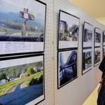 龍野城下を舞台とした「男はつらいよ」シリーズの一場面を描いた絵画と、現在の写真を展示する会場＝たつの市龍野町日山