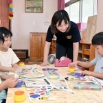 園児にブルーベリーの良さを伝える渡辺一彩さん（右から２人目）＝波賀みどり保育園