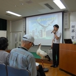 生態や分布などについて話す県立コウノトリの郷公園の衛藤寛主任指導主事＝上郡町上郡
