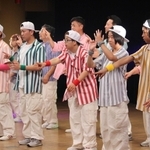 親子でお互いへの「ありがとう」の思いをダンスで表現したアットホーム＝福崎町福田