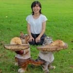 パン店で働く猫をイメージした木彫作品を紹介する小岩芽生さん＝市川町西川辺