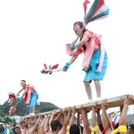 「坂越の船祭」で伝統のバタカケを披露する男衆ら＝２０２３年１０月８日、赤穂市坂越