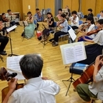 コンサートに向け、練習を重ねる西播磨交響楽団のメンバー＝相生市相生