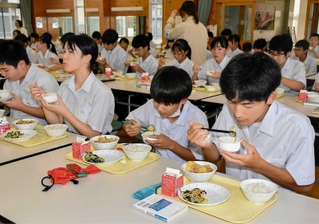 佐用高校生が育てたニワトリの卵「さよたま」を使った給食を食べる生徒ら＝佐用中学校