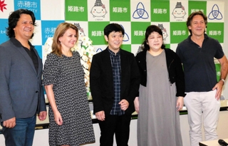 ル・ポン国際音楽祭の開幕を前に、記者会見で思いを語った樫本大進さん（中央）ら＝赤穂市中広