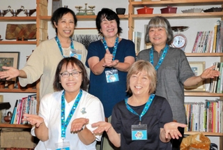 障害や病気のある人が安心して観光を楽しめるよう、「ＵＴストラップ」を使った実証実験を始める市民ら＝赤穂市加里屋