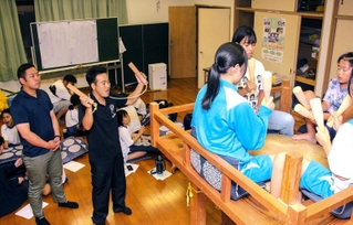 子どもたちの練習を見守る青木和磨さん（左から１人目）と中塚崇仁さん（同２人目）＝市川町下牛尾
