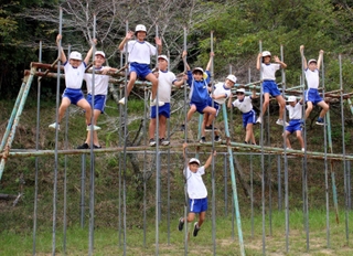 市川町内で最も児童数が少ない瀬加小学校。休み時間は学年関係なく好きな遊びで集まる＝市川町上瀬加、瀬加小