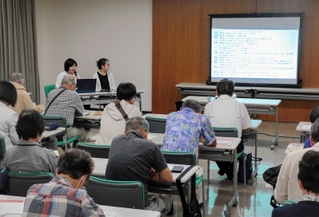 赤穂市内で子ども食堂を運営する市民らが、福井県高浜町の民生委員らに体験談を伝えた講演＝同市役所
