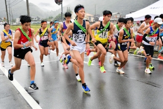 一斉にスタートを切る男女１区の選手たち＝上郡町苔縄