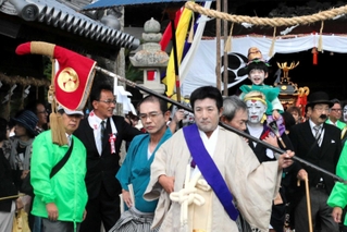 進んでは戻ってを繰り返しながら赤穂八幡宮を出発する頭人行列＝赤穂市尾崎