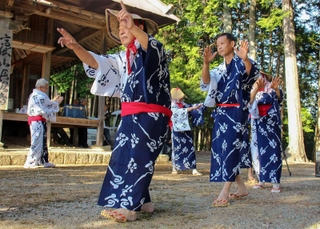 足半草履を履いて踊る地元住民＝佐用町奥金近