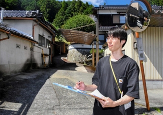 佐用町内の空き家調査を実施した谷村将也さん＝佐用町豊福