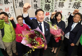 比例復活で当選し、支援者らと喜ぶ池畑浩太朗氏（中央）＝たつの市龍野町富永（撮影・辰巳直之）