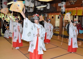 浦安の舞を披露する中学生たち＝佐用都比売神社