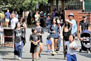 休日でにぎわう姫路セントラルパーク。訪日客の姿はほどんど見られない＝姫路市豊富町神谷